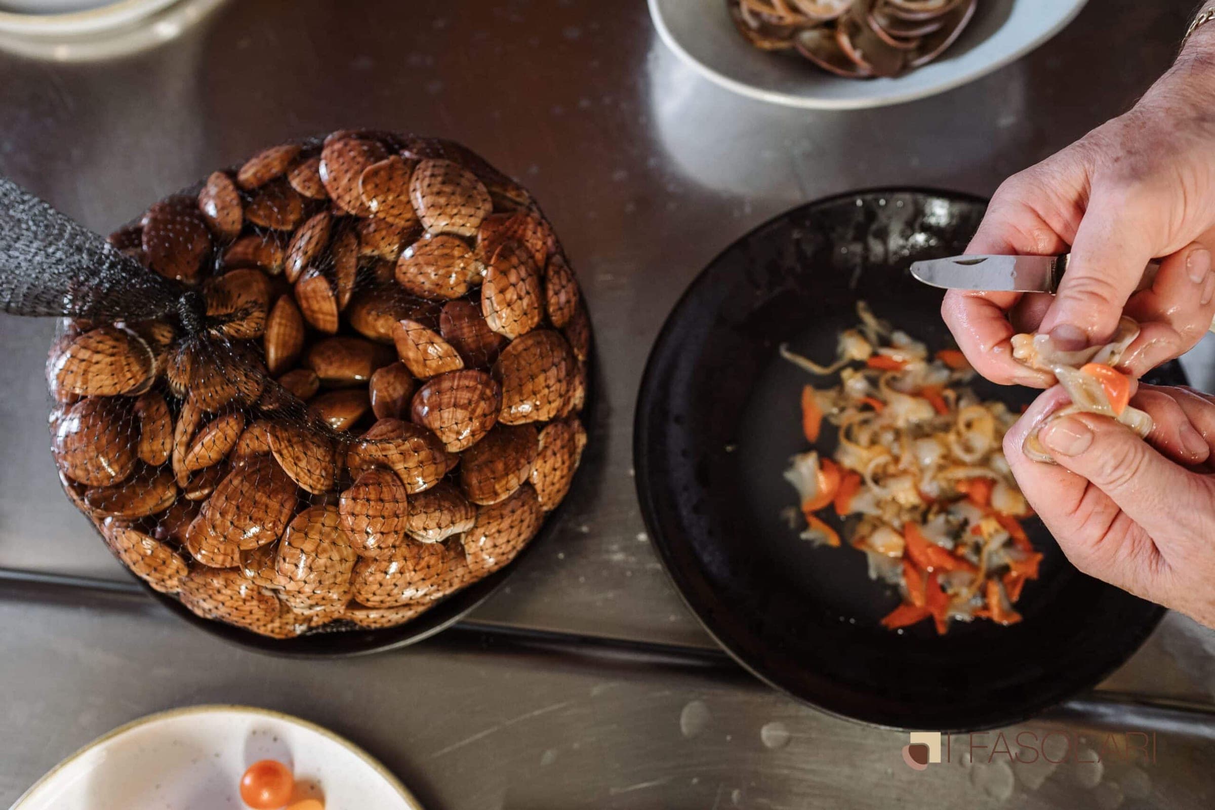 Preparazione dei fasolari in cucina