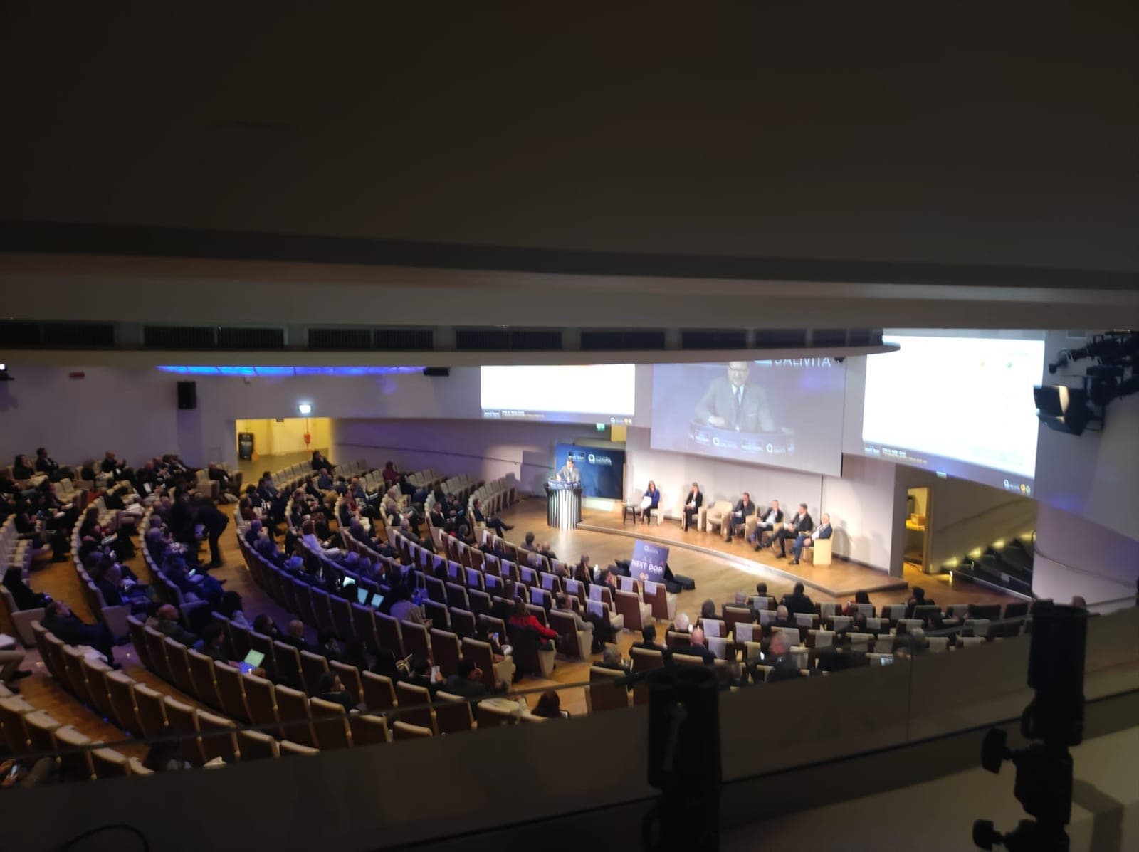Due partecipanti al simposio mostrano la targa dell'O.P. I Fasolari