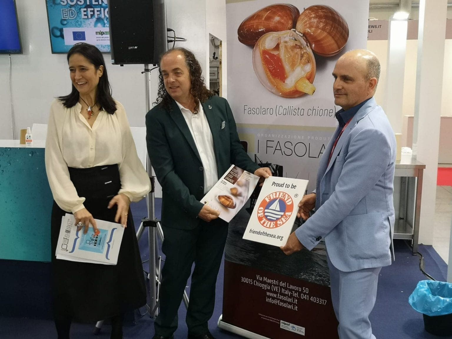 Tre relatori con i materiali del progetto davanti al roll-up de I Fasolari