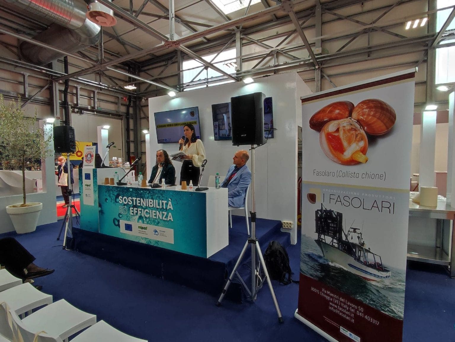 Lo stand del MIPAAF con il tavolo dei relatori e il roll-up de I Fasolari