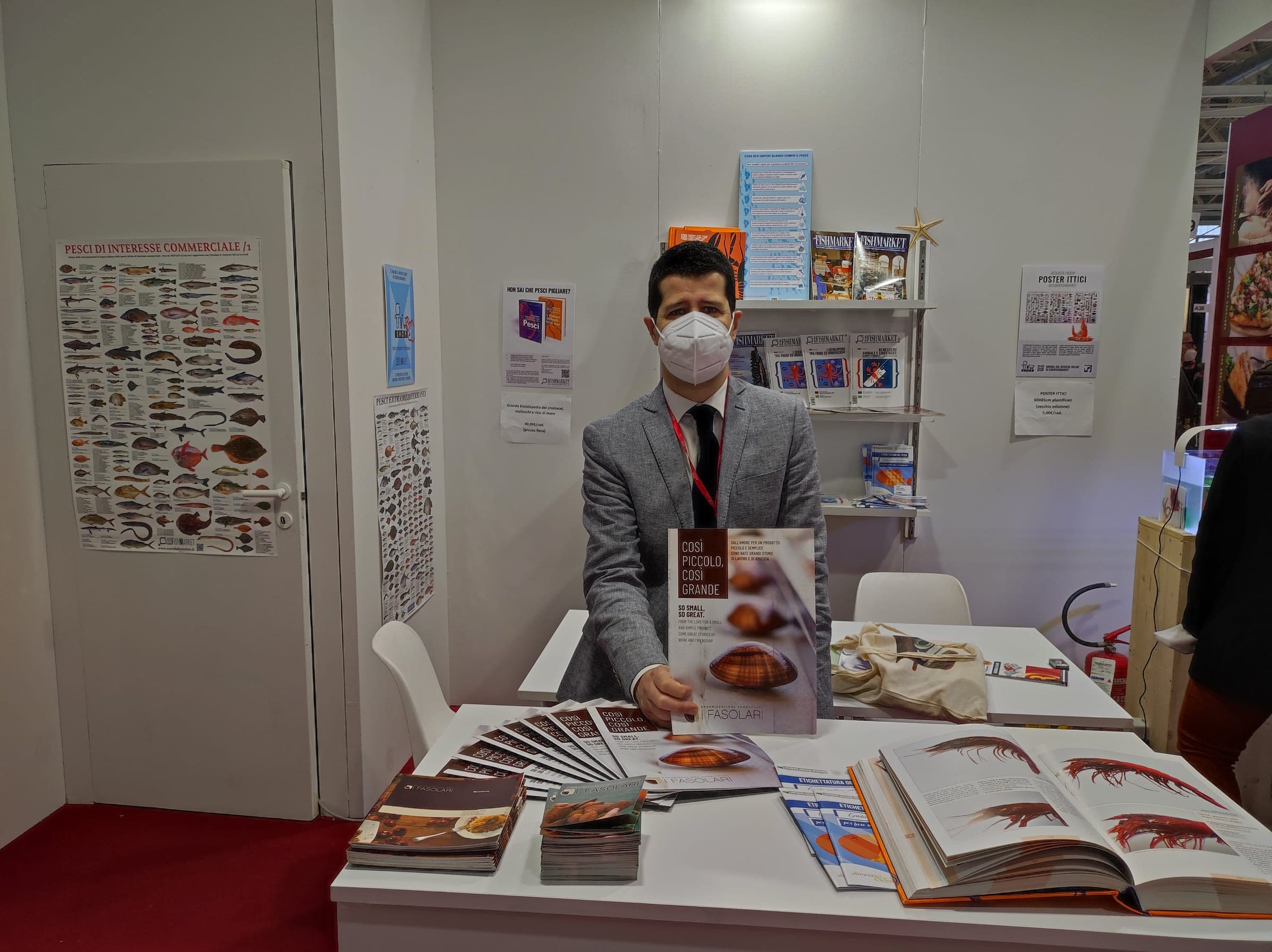 Lo stand di Eurofishmarket con i materiali informativi sul fasolaro