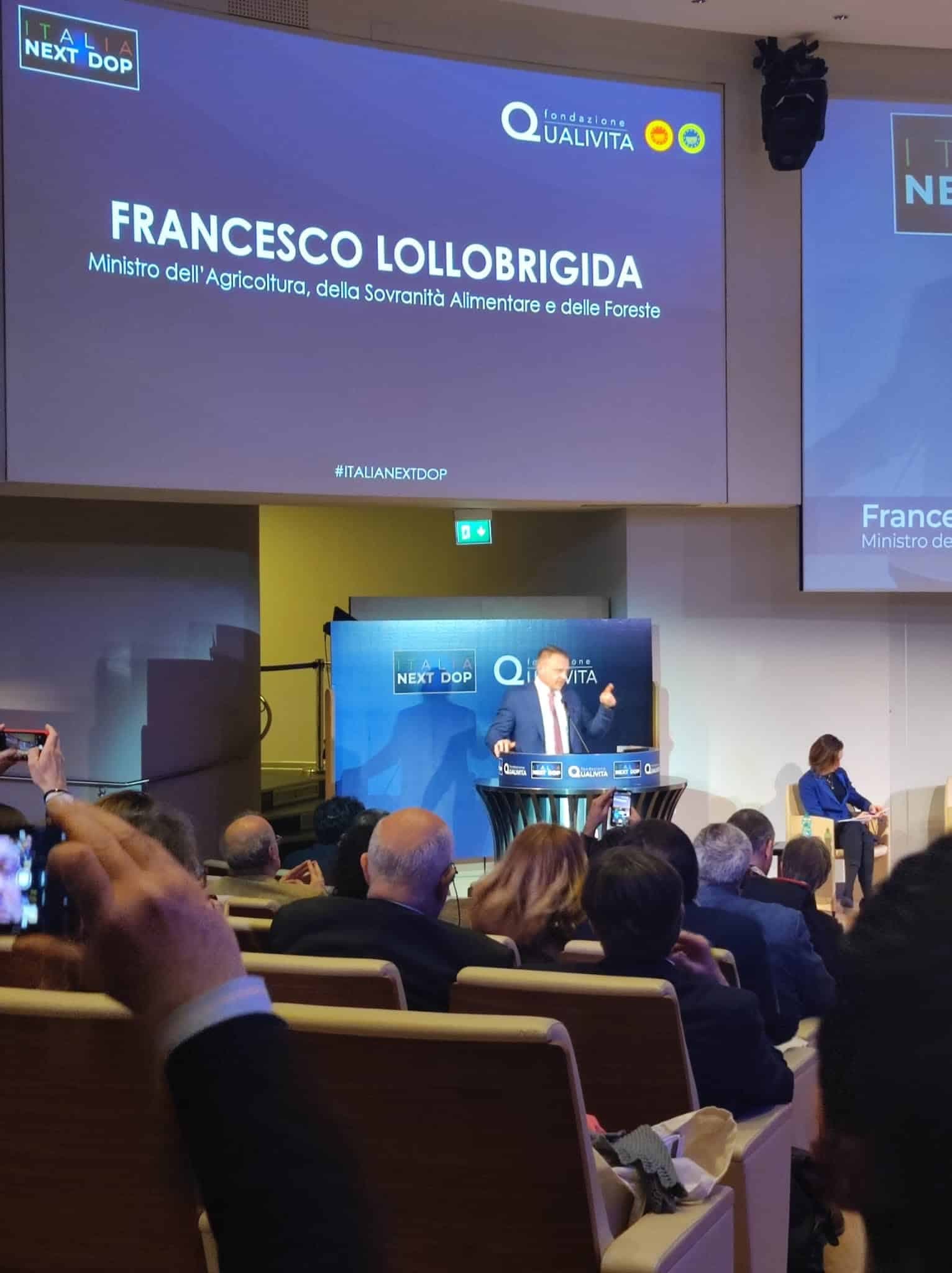 La platea del simposio Italia Next DOP con il palco e lo schermo