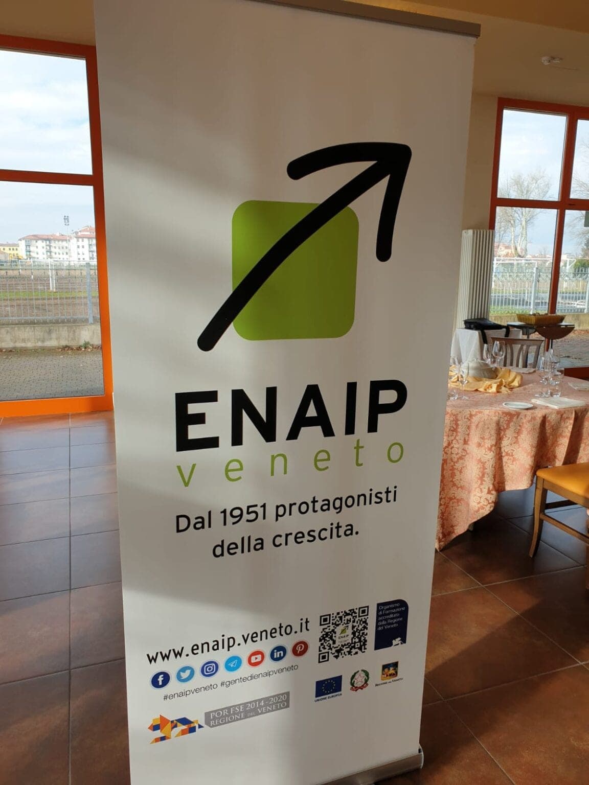 Il roll-up di ENAIP Veneto nella sala