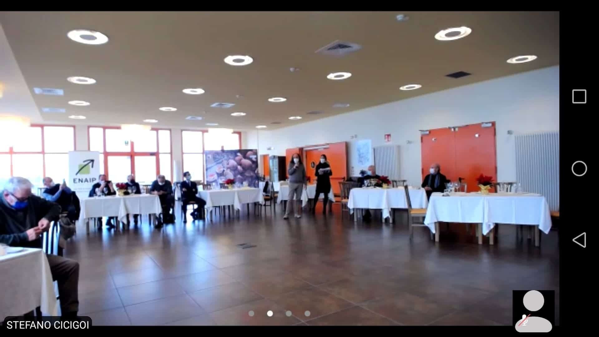 La sala dell'evento inquadrata dal collegamento online