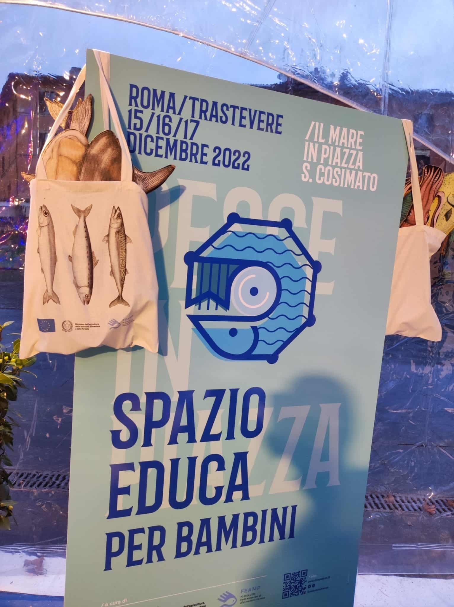 Il pannello dello spazio educativo per bambini con le borse dell'evento