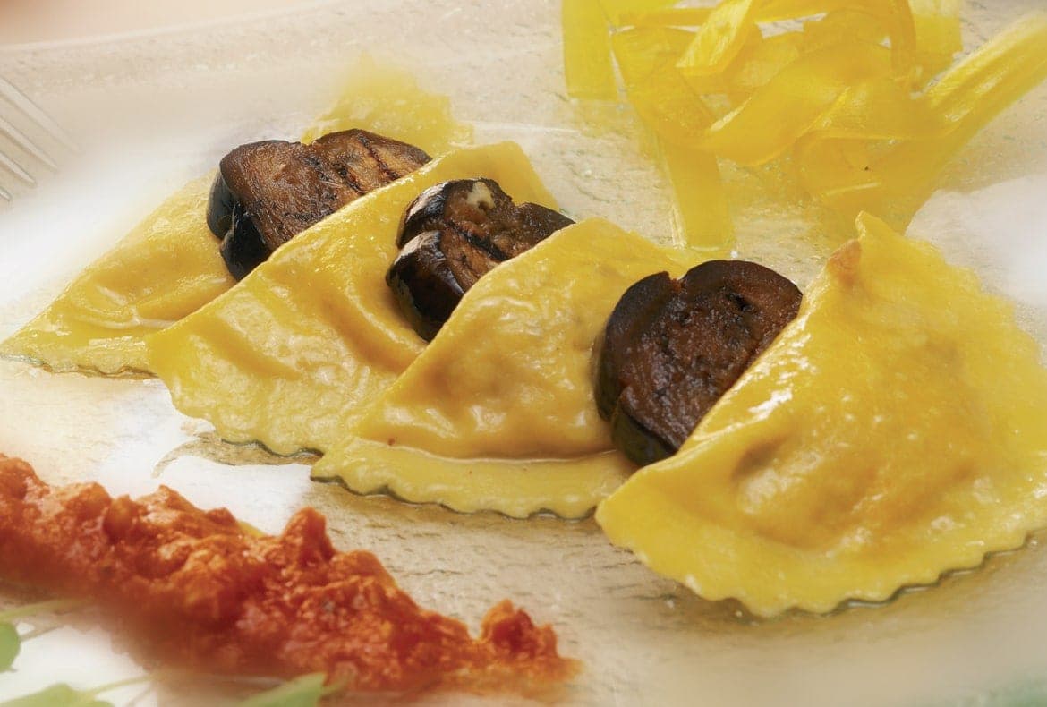 Ravioli di ricotta con salsa ai fasolari, melanzane grigliate e gelatina allo zafferano