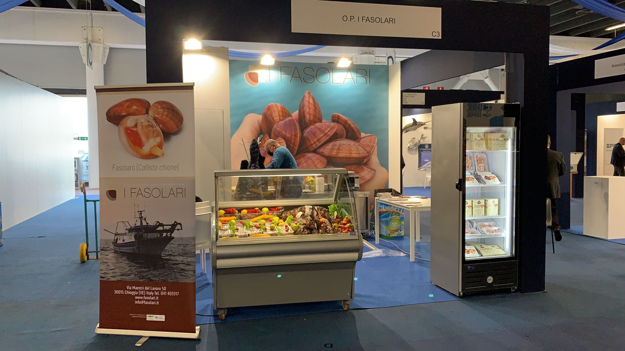 Lo stand dell'O.P. I Fasolari a Sealogy, con il banco espositivo e il roll-up