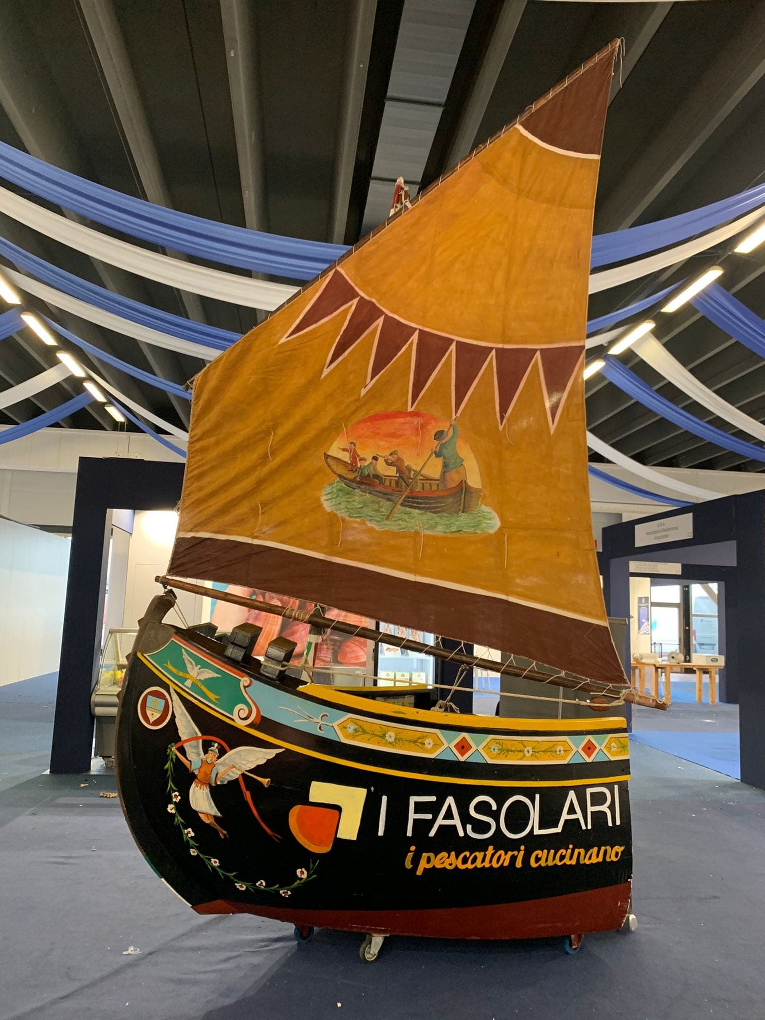 Il modello di bragozzo con la vela «I Fasolari, i pescatori cucinano» esposto in fiera
