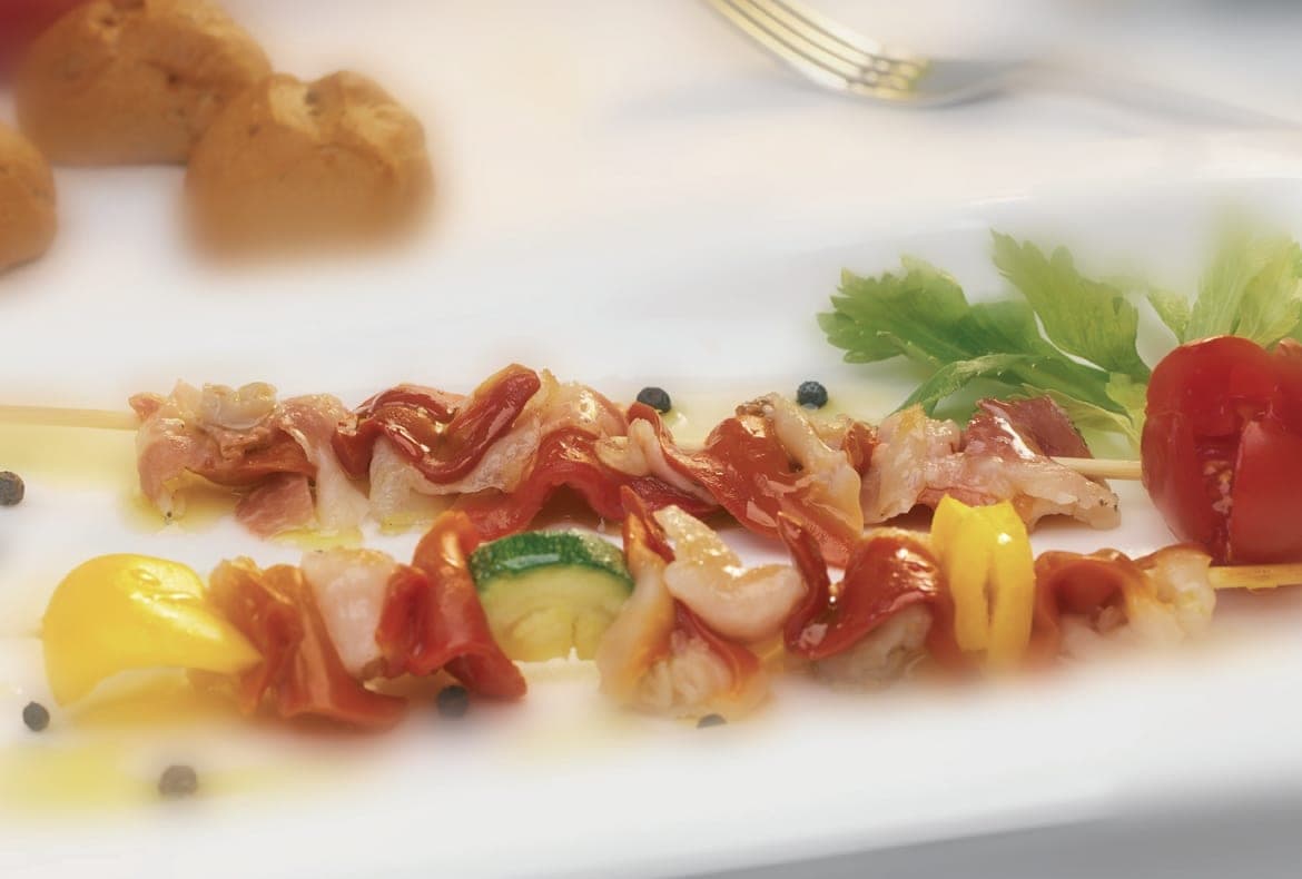 Spiedino di Fasolari Misto con Verdure e Guanciale