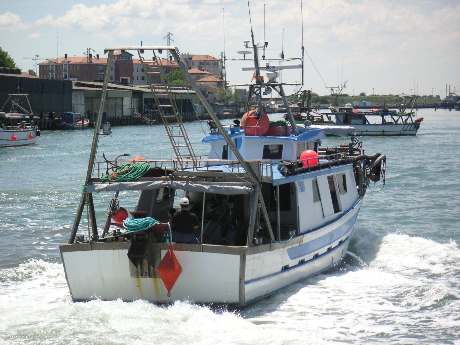 Un peschereccio associato all'O.P. I Fasolari in navigazione