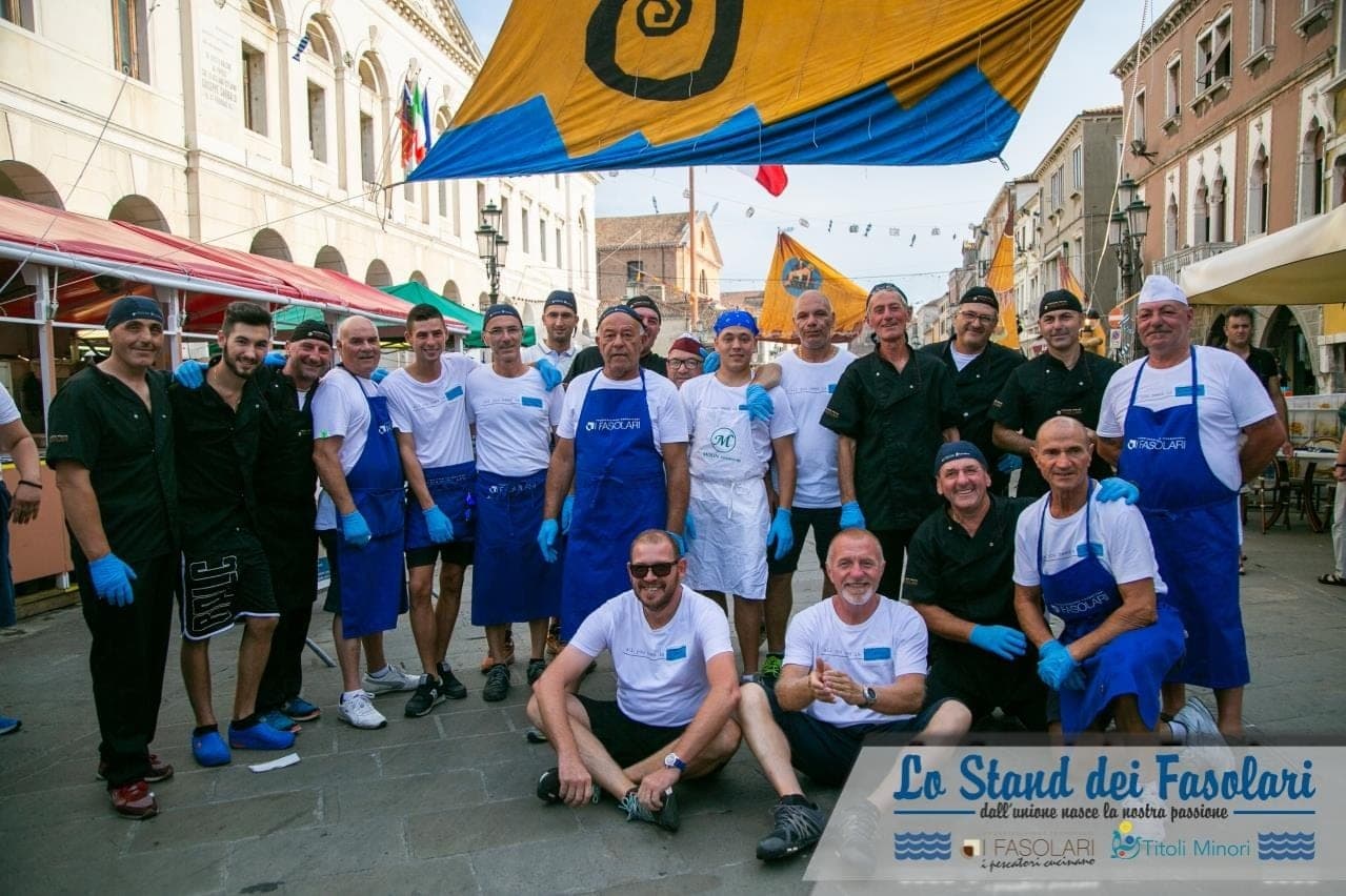 La squadra dell'O.P. I Fasolari allo stand dei Fasolari
