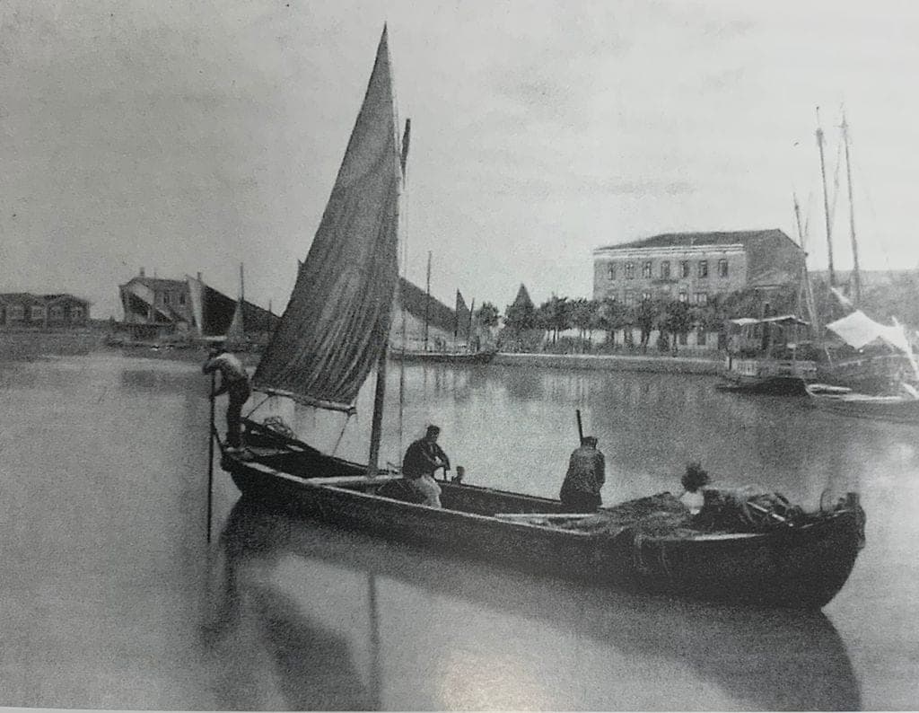 Immagine storica di una barca a vela nel porto di Chioggia